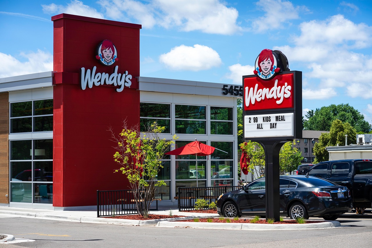 franchise : définition, avantages, coûts, obligations légales et étapes clés pour créer, rejoindre ou développer un réseau rentable.